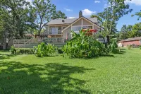 Lake House with great lake views, Swim Spa, Large Porch ,Boat dock pet freinly