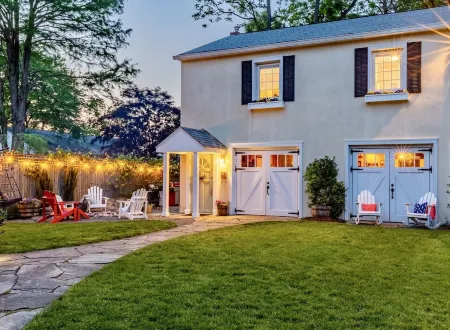 Gorgeous Carriage House close to USNA, walk to stadium, free parking,  pets+kids Отели рядом с достопримечательностью «Уильям Пака Хаус & Гарден»