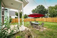 Cozy Two-Bedroom Bungalow with New Kitchen Hotel dekat Charleston Falls Preserve