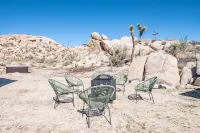 Desert Paradise w/ Epic Views + Firepit + Hot Tub