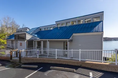 LAKE FRONT, UPDATED 2 BED 2 BATH OSAGE BEACH