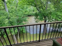 On the Little River in the heart of Townsend, with a beautiful view! 타운센드 호텔