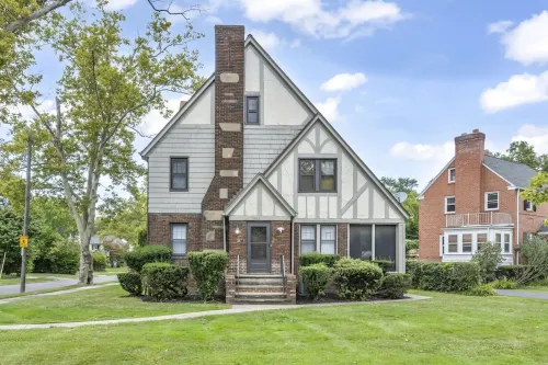 Spacious Tudor Retreat for Families & Friends, 9BR, Sleeps 24