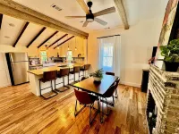 Historic Cottage Downtown Macon with off street parking