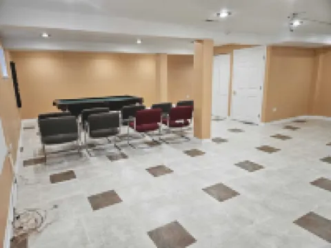 Big Family Home with 4 King Beds Hotels in Elmhurst