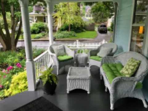 Modern Victorian Walk to Main Street