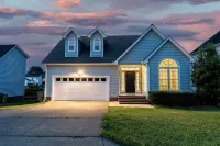 Cozy 4-Bedroom Raleigh Retreat. Home Theater. Furnished Deck. 15 Min to Downtown - บังกะโล