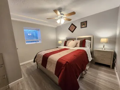 Appleblossom Blooming Denver- 6bedrooms, 2bath, one pull out sofa bed