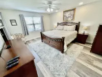 Lissa's Retreat- 4 BDRM 3 BA Sleeps 12! Indoor Pool, Gym, Fishing, Golf, & Park