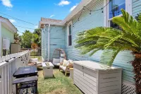 Cozy Beach Cottage- Minutes to the beach & Historic Strand