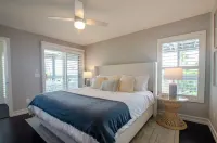 You Belong on a Beach ! Walk to Beach - Food - Bar ! Fully Stocked Kitchen