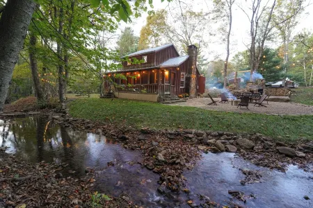 Cozy Creekside Cabin + Walking Trails, AC, Wifi