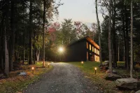 Modern Luxury 2-bedroom house in peaceful Haines Falls with AC, WiFi, Large TVs