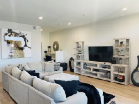 Modern & Luxurious Cozy<br>Downtown City View Getaway