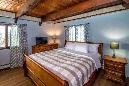 Spectacular Views Large Deck Three Floors with bedrooms/bathrooms on each floor