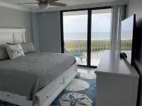 Beachfront, Renovated condo.  Great views of the gulf. WiFi and heated pool.