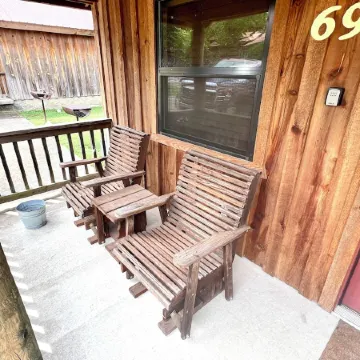 PX Cafe #69 Cabin in Town, Walking Distance to the Courthouse Square.