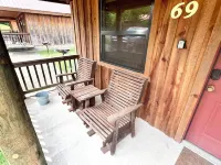 Cabin in town, walking distance to the courthouse square.