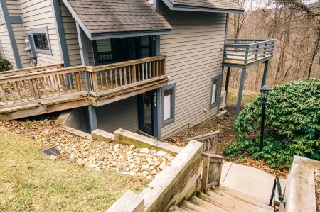 Heated Outdoor Pool, Close to Ohiopyle, Falling Water, and State Park with Beach