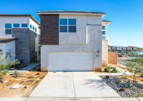 Lakefront with private Pool 4 master