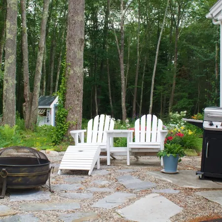 Charming Cottage Apartment, Private, Quiet and Sparkling Clean. 1 Bedrm 1 Bath.