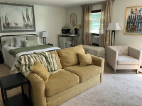Studio w/pool & hot tub -only minutes to Triple Crown hiking trails
