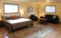NEW!! Arch Studio at Yellowstone Park Entrance- 2 Minute Drive to Park Entrance Hotels near Roosevelt Arch