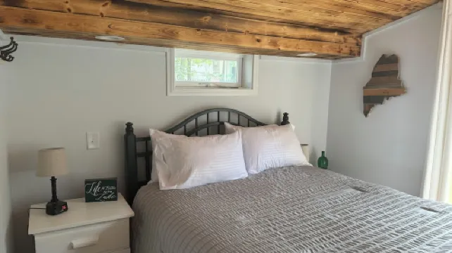 Cozy escape in Portage Lake. Sleeps up to ten people!