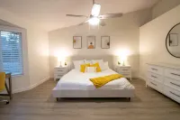 King Bed - Downtown Gilbert - Hot Tub, Pool, Entertainment, Arcades + Projector!