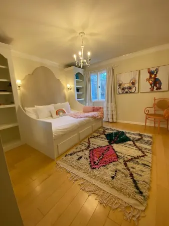 Muletown’s Modern Comfy Cottage w/ inground pool, hot tub, pool table & fire pit