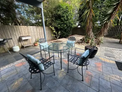 Tangara - A Stylish Newly Renovated Studio Apartment, close to the surf beach. The Caves Beach附近的飯店