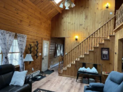 Log Cabin 1.6 Miles from Newfound Lake! Pet Friendly! Sleeps up to 10