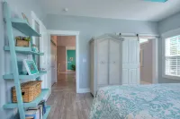 Swimming Pool, Elevator, Fire Pit, EV Charger, Pickleball, Walk to Beach!