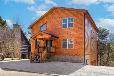 NEW CABIN, LUXURIOUS & COZY: HEATED POOL, HOT TUB, THEATER ROOM, FIRE PIT & MORE