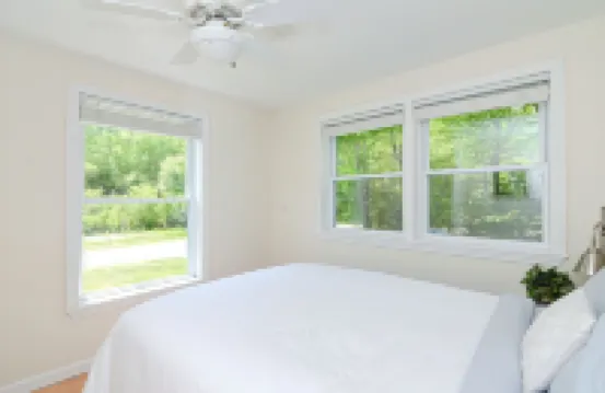 Blue Breeze - Private lakefront w/ Hot Tub Hotels in Middleton