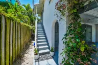 Pineapple Upper Deck Guesthouse Near Beaches/Shopping/Dining, Ballparks&Downtwn!