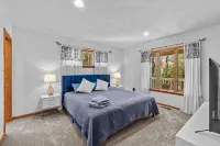 Dog Friendly beachhome with own pool &hot tub view of sound 5min walk from beach