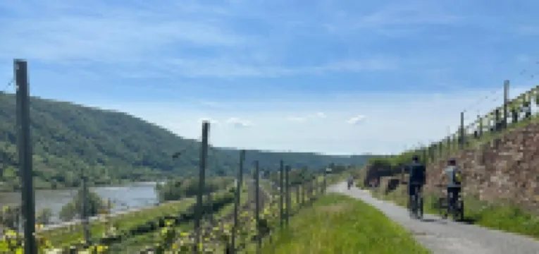 Modern, Zentrumsnah mit Parkplatz und Balkon