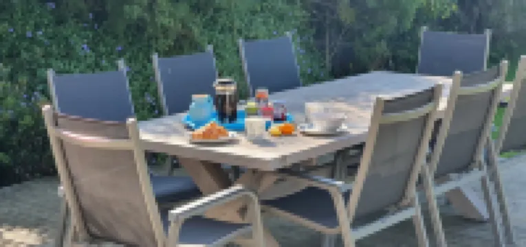 Beach Front Holiday Home on Private Road with Views Out to Sea. 100+  Reviews