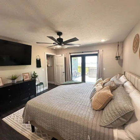 Stunning Brand New 4BR Lakeview Home with 8 person HotTub