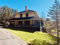 Private 14-Acre Mountain Estate - 3 Homes - Ideal for Groups Hotels in Mars Hill