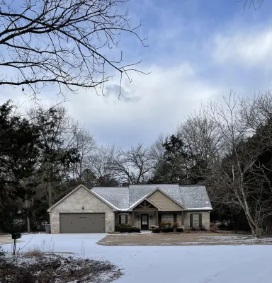 Spacious 3BR with 3 full bath on 1 acre approx 1.3 miles to Davis Wade! Hotels in Mississippi State University