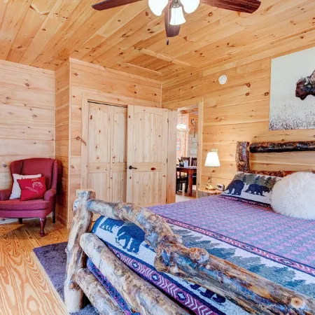 LOG HOME - NEXT TO CREEK / FIREPLACE / HOT TUB / HIKING TRAILS / PET FRIENDLY