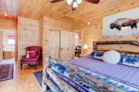 LOG HOME - NEXT TO CREEK / FIREPLACE / HOT TUB / HIKING TRAILS / PET FRIENDLY