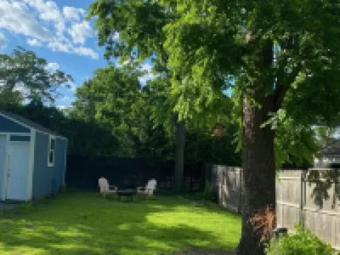 Charming Riverhead home with large outdoor patio & backyard  firepit Hotéis em Riverhead