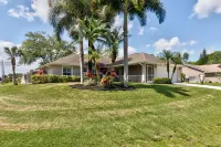 🍹🌞 Getaway Paradise! Heated Pool, TV Patio, Fenced, Wifi, Near Beaches!