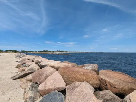 Charming Cottage in Hyannis Walk to Downtown, Beach, Harbor, Pet Friendly Fence Отели в г. Барнстейбл