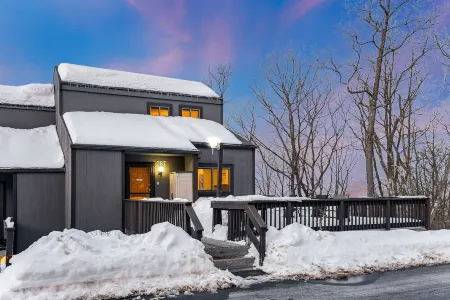 Camelback Condo - Premier Tranquility & Comfort