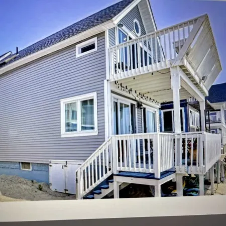 Beachfront 3-bedroom vacation home just 14 minutes from Yale University