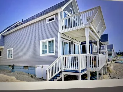 Beachfront 3-bedroom vacation home just 14 minutes from Yale University